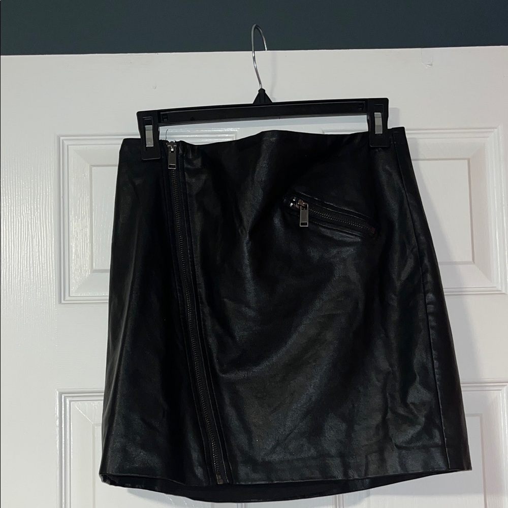 Sleek Black Zippered Mini Skirt